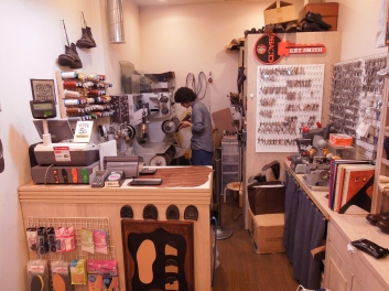 店舗情報 靴修理 カバン修理は福岡の修理工房へお任せください 革靴や鞄 ブーツ ヒールの修理 補修を福岡 天神など11店舗で対応致します